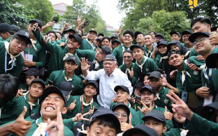 Menteri PUPR Basuki Hadimuljono bersama mahasiswa baru universitas Gajah Mada Yogyakarta, Kamis (3/8)