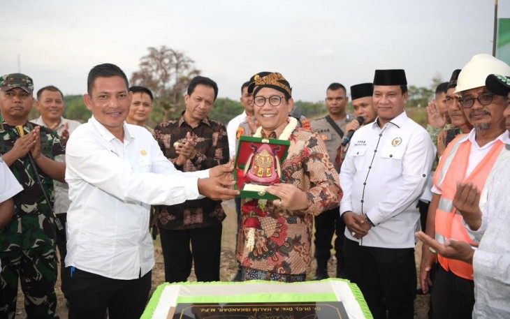 Menteri Desa, Pembangunan Daerah Tertinggal, dan Transmigrasi Abdul Halim Iskandar didampingi Kepala Pusat PPMDDTT M Yusra, PJ Bupati Bireuen Aulia Sofyan, Anggota Komisi V DPR RI Ruslan M Daud mengunjungi dan peletakan batu pertama Wisata Bukit Cinta Santewan Indah Desa Geulanggang Gampong Kecamatan Kota Juang Kabupaten Bireuen, Jumat (4/8/2023)