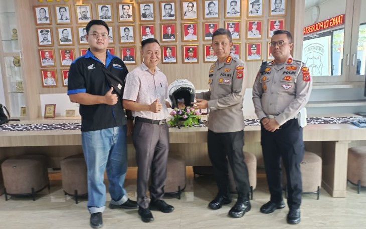 Kapolrestabes Medan Kombes Valentino Alfa Tatareda saat menerima bantuan helm dari PT Capella Dinamik Nusantara di Medan, Senin (7/8) 