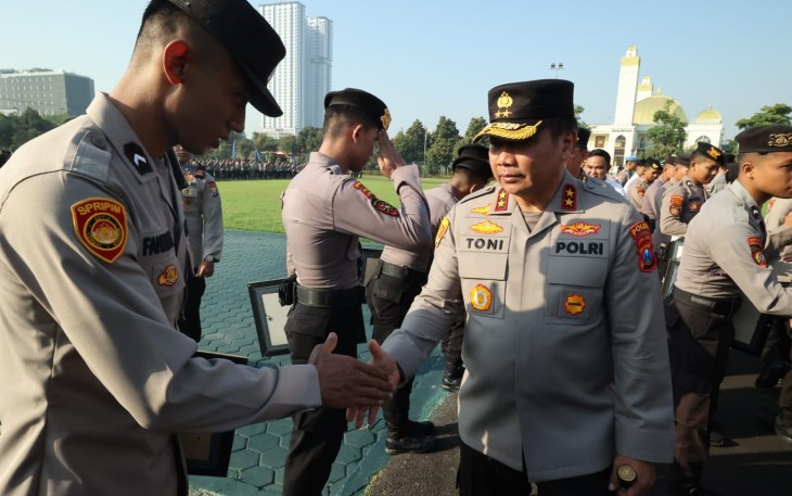 Kapolda Jatim Irjen Pol Toni Harmanto saat memberikan penghargaan anggotanya yang berprestasi, Senin (7/8)