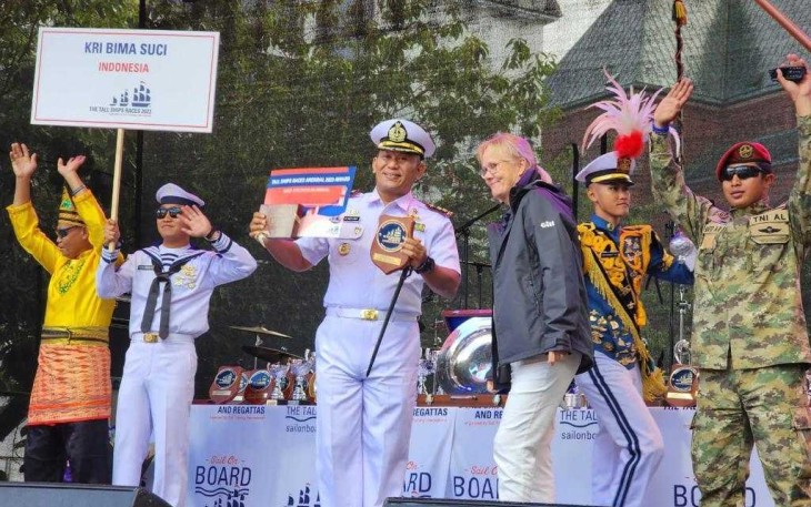 Satgas KJK TNI AL saat menerima trophy 