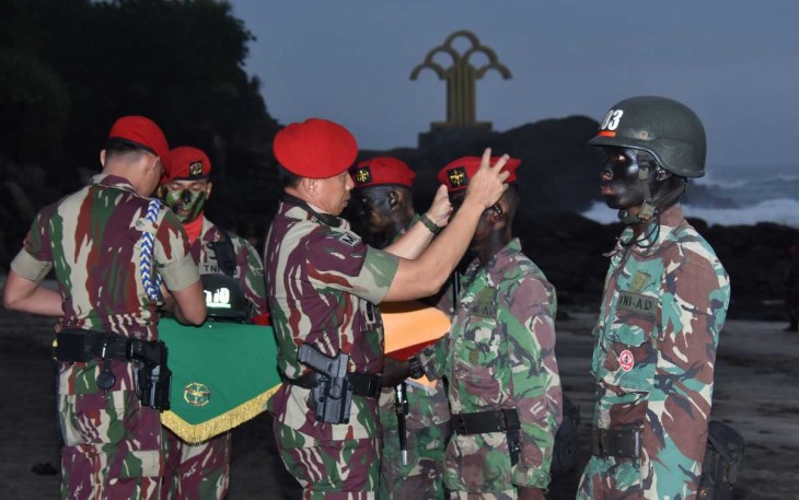 Danjen Kopassus Mayjen TNI Deddy Suryadi saat memberikan Brevet Komando di pantai Permisan Cilacap, Senin (7/8)