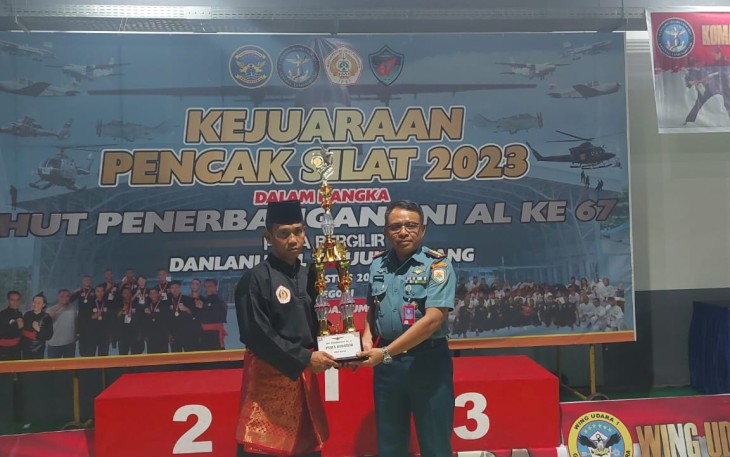 Danlanudal Tanjungpinang Kolonel Laut (P) Triwibowo saat menyerahkan piala kejuaraan pencak silat, Selasa (8/8)
