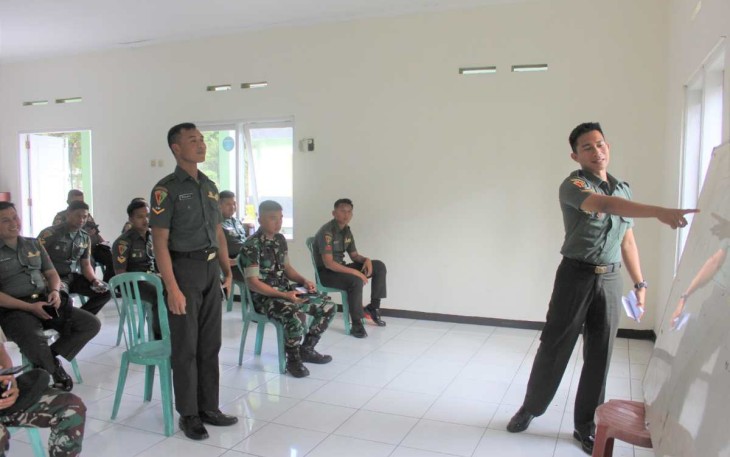 English Course Prajurit Menarmed 2 Kostrad, Selasa (8/8)