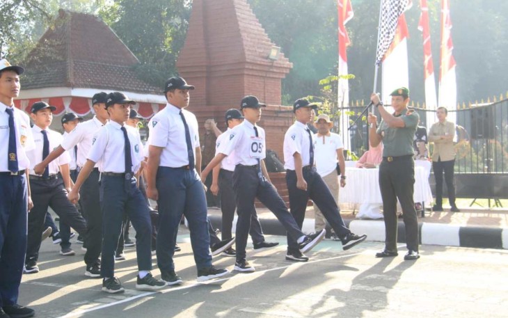 Dandim 0806/Trenggalek Letkol Kav Peddy Adi Prasetyo saat melepas peserta lomba gerak jalan, Kamis (10/8)