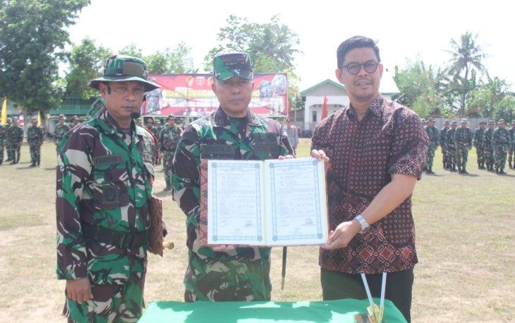 Danrem 141/Toddopuli Brigjen TNI Budi Suharto menyerahkan hasil pelaksanaan TMMD ke 117 Kodim 1411/Bulukumba ke Wakil Bupati H. Andi Edi Manaf, Kamis (10/8)