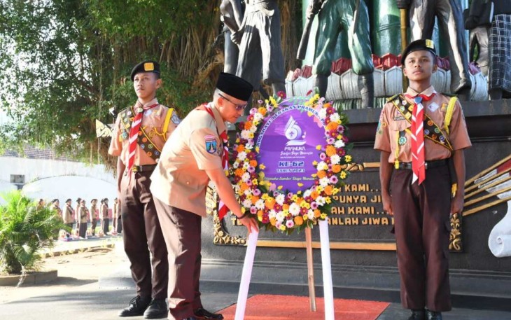 Dandim 0802/Ponorogo Letkol Inf Hirta Juni Adriansyah meletakkan karangan bunga peringati hari Pramuka ke-62, Minggu (13/8)