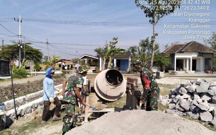 Kerja bakti pembuatan saluran wilayah desa binaan, Selasa (15/8)