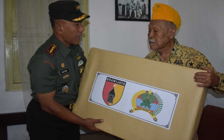 Danrem 081/DSJ Kolonel Inf H. Sugiyono memberikan bingkisan, Selasa (15/8)