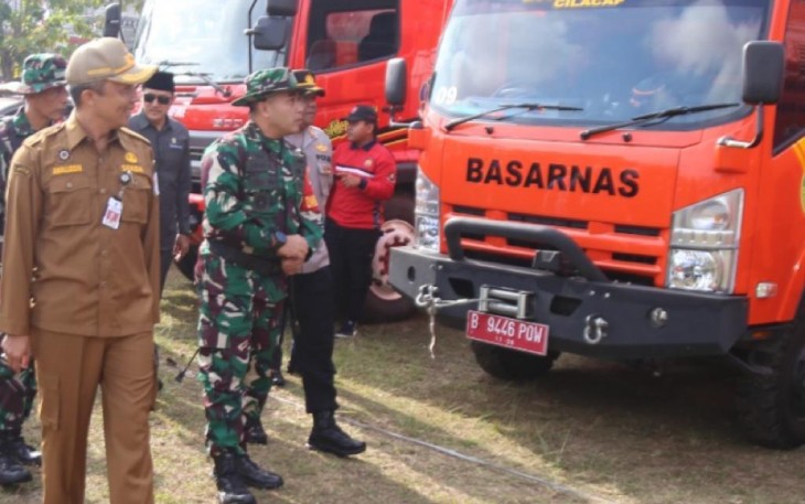 Danrem 071 Wijayakusuma Kolonel Czi Mohammad Andhy Kusuma saat pengecekan kesiapan dan kekuatan personel penanggulangan bencana alam di Kabupaten Cilacap, Selasa (15/8) 