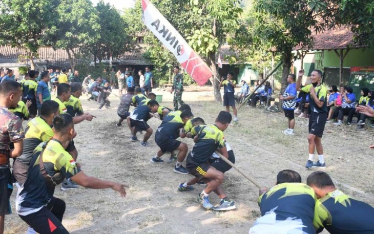 Lomba tarik tambang meriahkan HUT RI ke 78 di Korem 081/DSJ, Selasa (15/8)