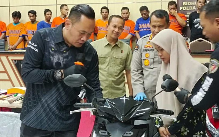 Kasubdit III Jatanras Ditreskrimum Polda Jatim AKBP Lintar Mahardhono saat menyerahkan motor ke pemiliknya di Mapolda Jatim, Selasa (15/8)