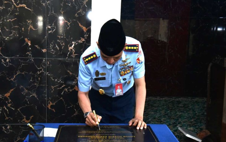 Danlanud Husein Sastranegara Kolonel Pnb Ardi Syahri meresmikan masjid Salman Husein Sastranegara, Bandung, Rabu (16/8)