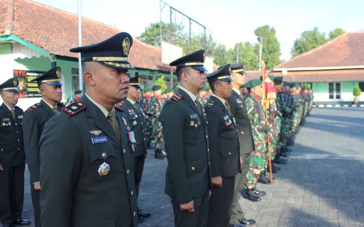Prajurit Menarmed 2 Kostrad mengikuti upacara HUT Kemerdekaan RI ke 78 di Lapangan Hitam Yonbekang 2 Kostrad, Malang, Kamis (17/8)