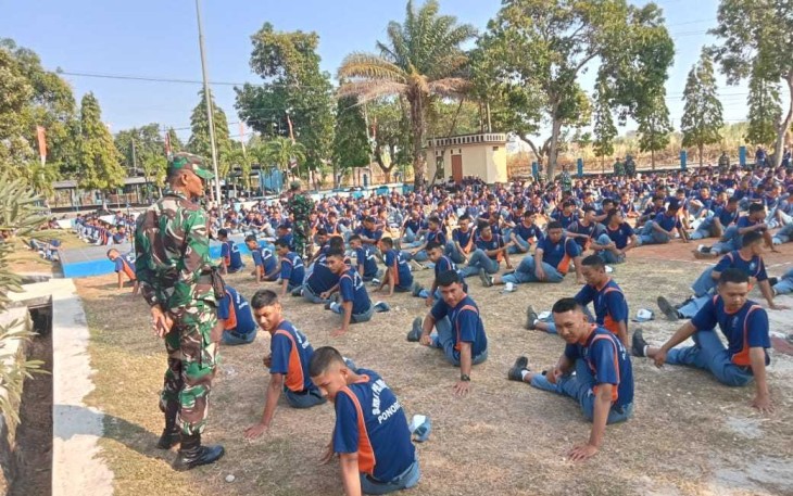 Latih siswa Peraturan Baris Berbaris 