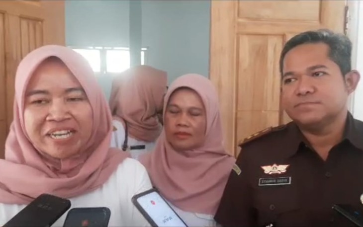 Pj. Dirut PDAM Kabupaten Blitar Elin Rahma (kiri) Didampingi Kasi Datun Kejari Blitar Syahrir Sagir Saat Dihubungi Awak Media
