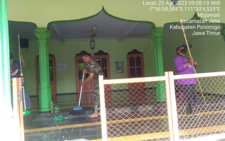 Kerja bakti bersihkan mushalla wilayah desa binaan