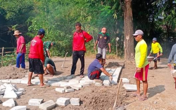 Pemasangan paving di halaman punden