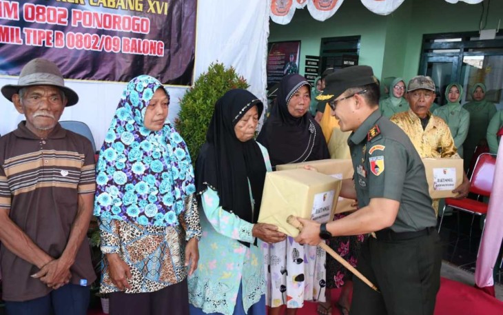 Dandim 0802/Ponorogo Letkol Inf Hirta Juni Adriansyah saat memberikan bingkisan 