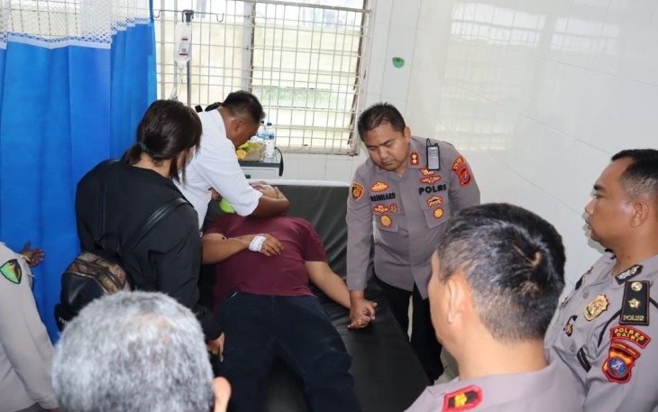 Kapolres Dairi AKBP Reinhard H Nainggolan saat menemani anak buahnya di RS