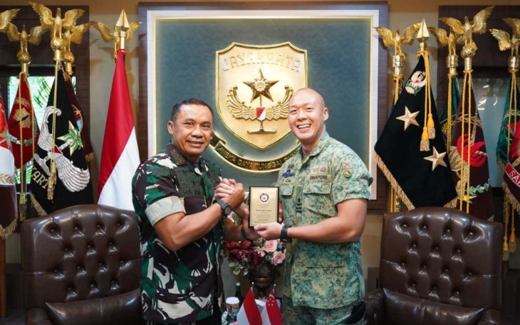 Pangdam Jaya Mayjen TNI Mohamad Hasan saat memberikan cenderamata Panglima Divisi 3 SAF Brigadir General Cai Dexian di Makodam Jaya, Jakarta, Rabu (30/8)