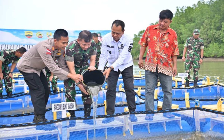 Pangdam I/BB Mayjen TNI Mochammad Hasan saat tabur benih ikan, Rabu (30/8)