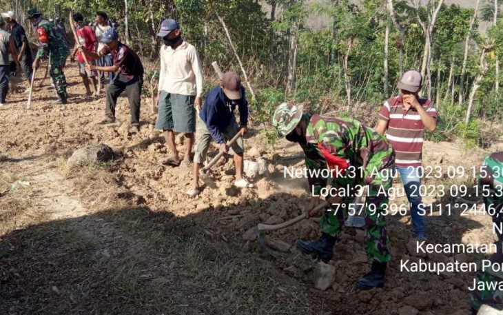 Pembersihan jalan wilayah desa binaan 
