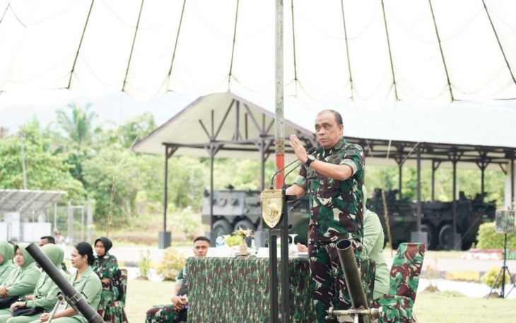 Pangdam XVIII/Kasuari Mayjen TNI Ilyas Alamsyah bersama prajurit Yonif 761/KA, Kamis (31/8)