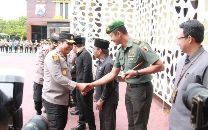 Dandim 0806/Trenggalek Letkol Kav Peddy Adi Prasetyo saat menyambut Kapolda Jatim, Rabu (6/9)