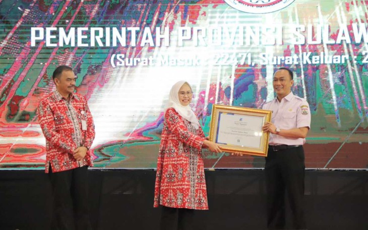 Pj Gubernur Sulbar Prof Zudan Arif Fakrulloh saat menerima penghargaan ANRI di The Sunan Hotel Surakarta, Rabu (6/9)