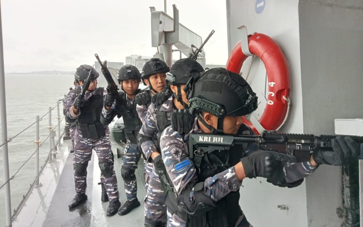 Latihan tempur prajurit KRI Sampari-628 dan KRI Hiu-634