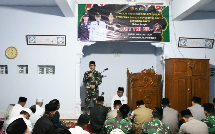 Dandim 0802/Ponorogo Letkol Inf Hirta Juni Adriansyah memberikan tausiyah dalam Subuh keliling berjamaah di masjid Darul Muttaqin Dusun Selewut, Jum'at (22/9)