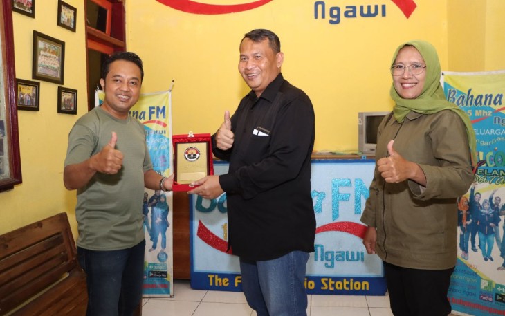 Kabid Humas Polda Jatim Kombes Dirmanto saat memberikan cenderamata di radio Bahana 104,5 FM Ngawi, Jum'at (22/9)