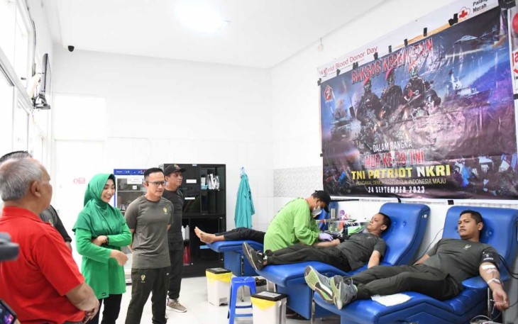 Dandim 0802/Ponorogo Letkol Inf Hirta Juni Adriansyah meninjau donor darah, Minggu (24/9)
