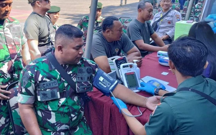 Prajurit Menarmed 2 Kostrad saat pengecekan tekanan darah guna pelaksanaan donor darah di lapangan Rampal, Malang, Minggu (24/9)