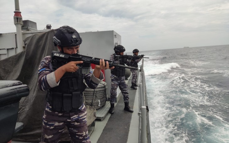 Anggota KRI Hiu-634 dan KRI Sampari-628 berlakukan siaga