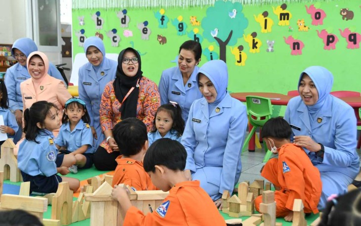 Ketum PIA Ardhya Garini Ny. Inong Fadjar Prasetyo saat mengunjungi sekolah Angkasa, Selasa (26/9)
