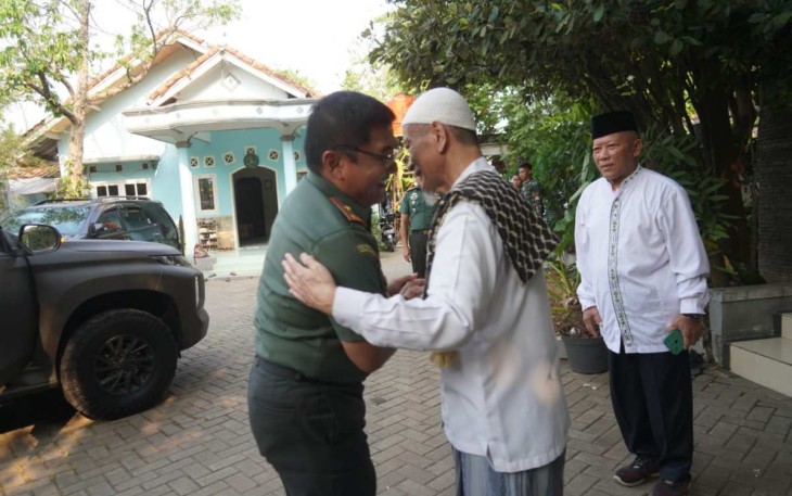Danrem 064/MY Brigjen TNI Tatang Subarna bersilaturahmi dengan KH Embay Mulya Syarief, Senin (25/9)
