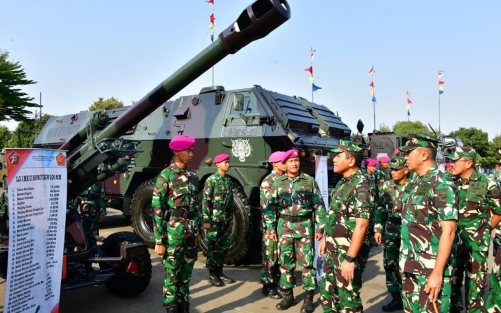 Wakasal Laksdya TNI Ahmadi Heri Purwono saat meninjau kesiapan alutsista di Brigif 1 Marinir Cilandak