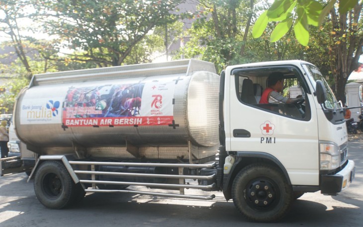 Penyaluran air bersih untuk warga 