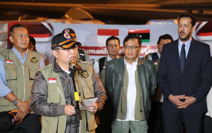 Sorni Paskah Daeli mewakili Menko PMK saat melepas pengiriman bantuan kemanusiaan ke Libya di bandara Soekarno-Hatta, Senin (2/10)