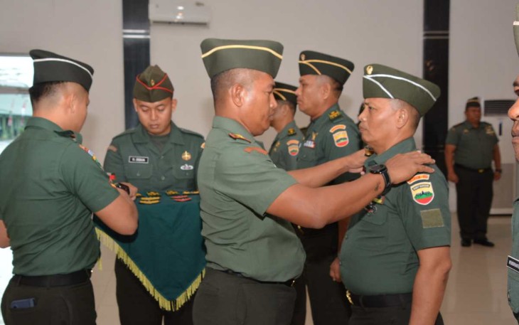 Danrem 023/KS Kolonel Inf Lukman Hakim saat penyematan kenaikan pangkat prajuritnya, Senin (2/10) 