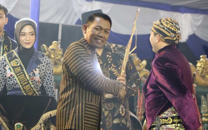 Marsma TNI Wastum saat menyerahkan wayang kulit