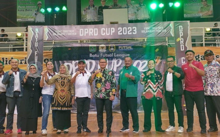 Pj. Wali Kota Batu, Ketua DPRD, Anggota DPRD, Ketua KONI, Ketua PSSI, Ketua AFKAT saat sesi foto bersama disela-sela Futsal League DPRD CUP 2023