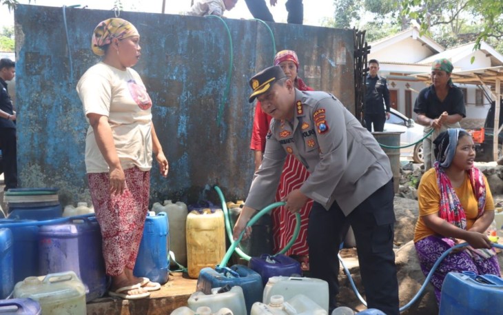 Kabid Humas Polda Jatim Kombes Dirmanto saat dropping air bersih untuk warga di Pasuruan, Rabu (4/10)