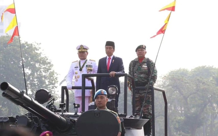 Pangdivif 3 Kostrad Mayjen TNI Choirul Anam saat menemani Presiden Joko Widodo inspeksi pasukan dalam peringatan HUT Ke-78 TNI di Jakarta, Kamis (5/10)