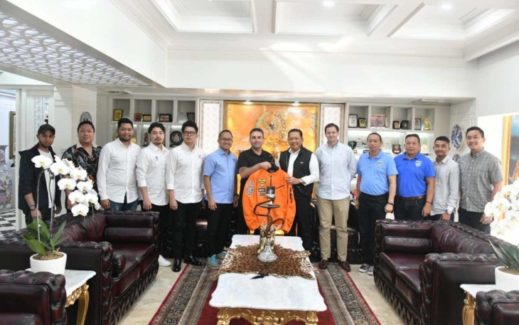 Bambang Soesatyo bersama penyelenggara International Bikestunt Street Show 2023 di Jakarta, Selasa (10/10)