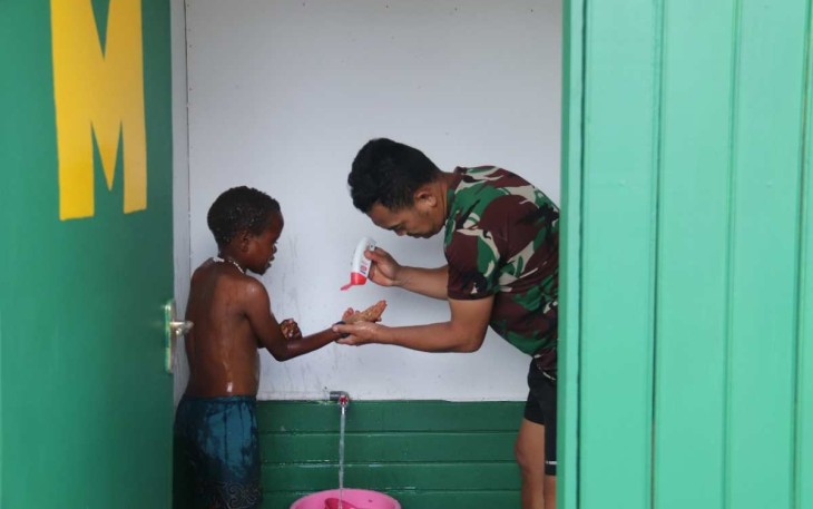Prajurit Satgas Yonif 330 ajarkan mandi bersih anak Papua, Rabu (11/10)