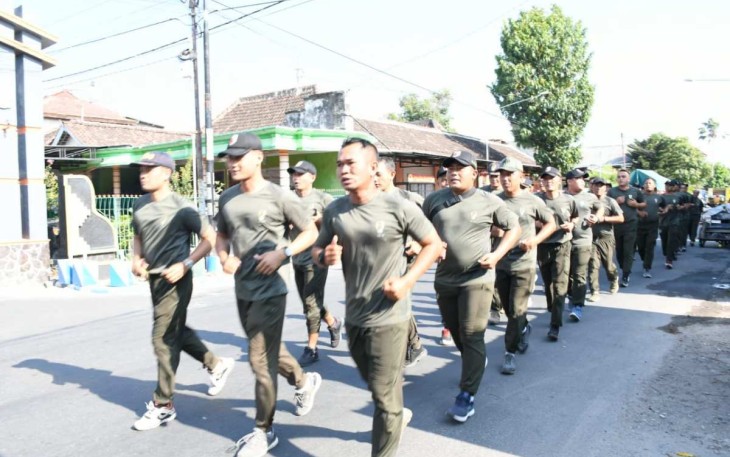 Olahraga lari jalanan prajurit Kodim Ponorogo 