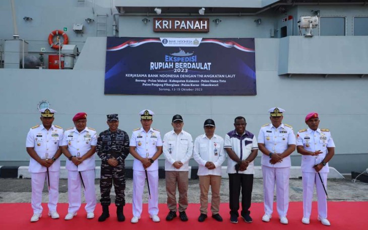 Pangkoarmada III Laksda Rachmad Jayadi bersama Bank Indonesia saat melepas Ekspedisi Rupiah Berdaulat ke daerah 3T di KRI Panah-626, Jum'at (13/10)